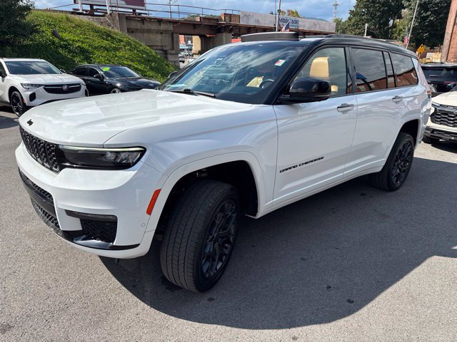 Used 2023 Jeep Grand Cherokee L Summit w/ High Altitude Package AWD/4WD image 4