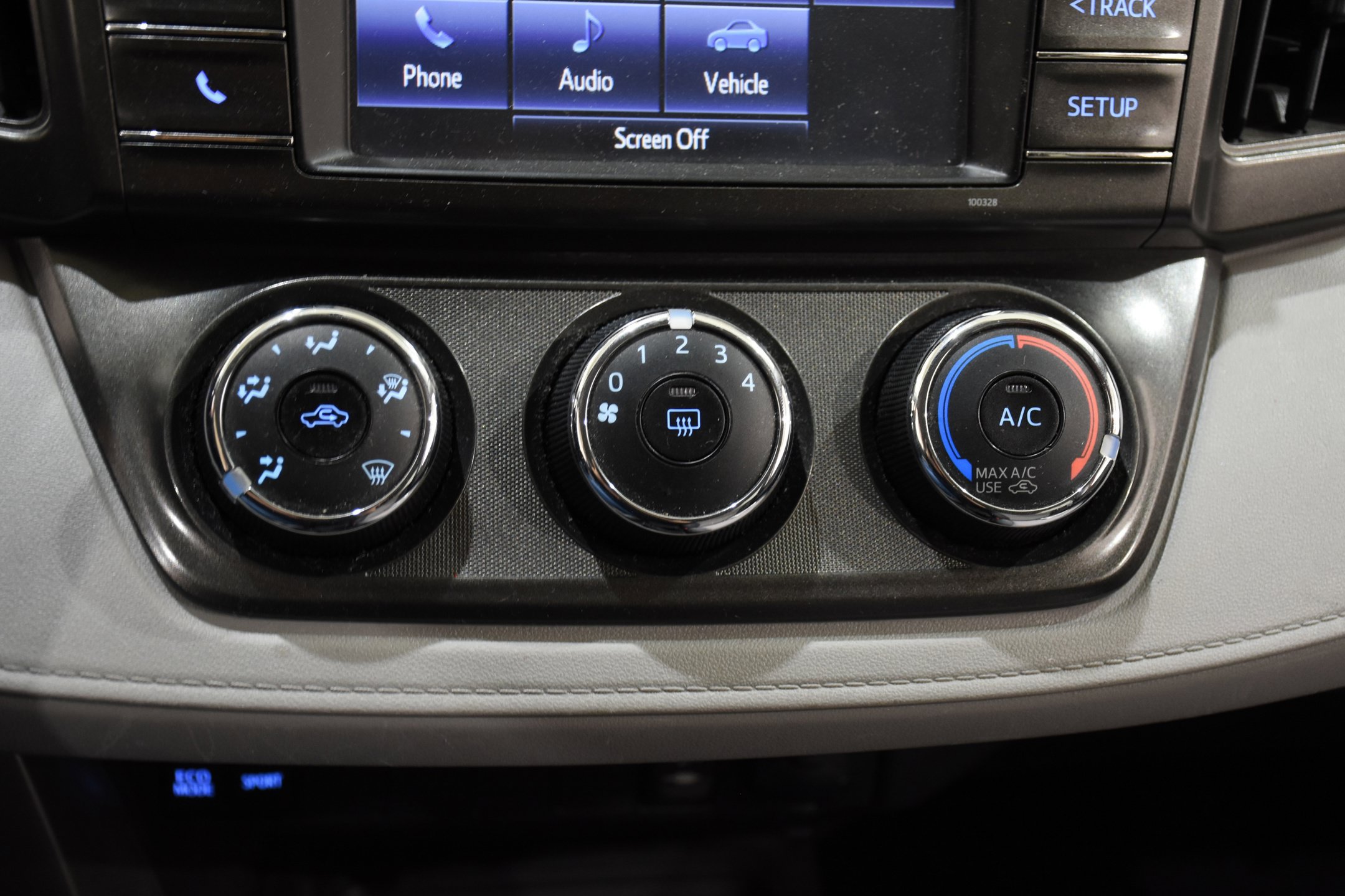 Used 2014 Toyota RAV4 LE AWD/4WD image 18