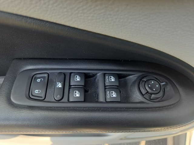 Used 2018 Jeep Compass Latitude w/ Popular Equipment Group FWD image 17