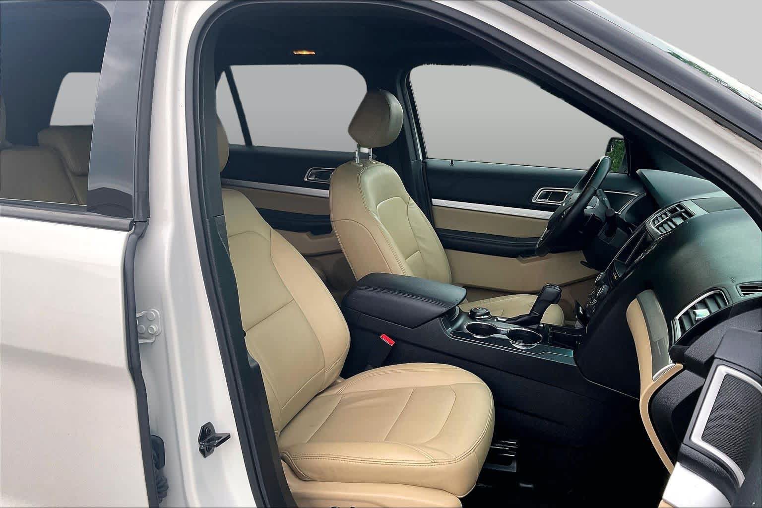 Used 2016 Ford Explorer XLT w/ Equipment Group 202A AWD/4WD image 8