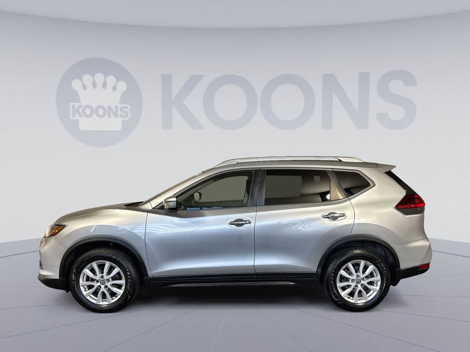 Used 2018 Nissan Rogue SV image 2