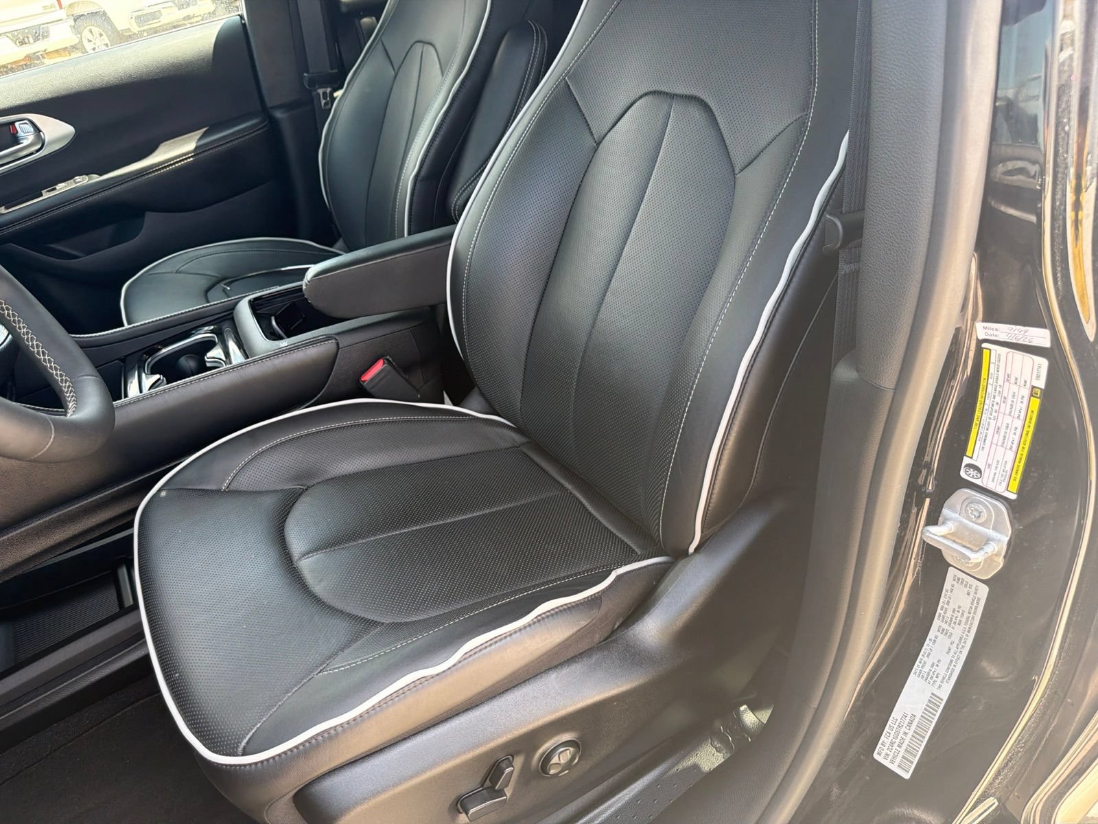 Used 2026 Chrysler Pacifica Limited FWD image 18