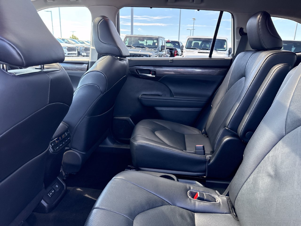 Used 2022 Toyota Highlander Platinum AWD/4WD image 14