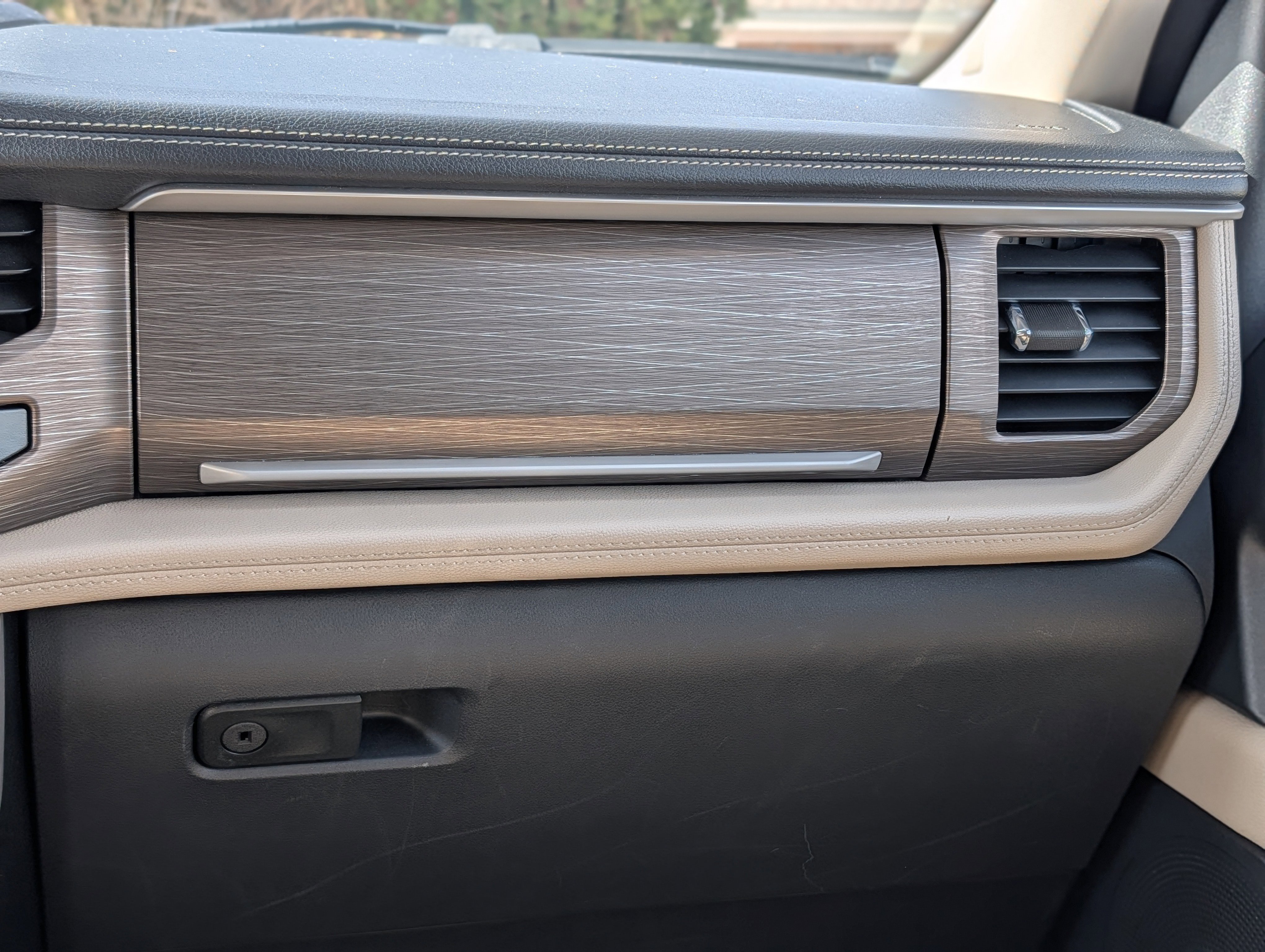 Used 2024 Ford Expedition Limited image 16