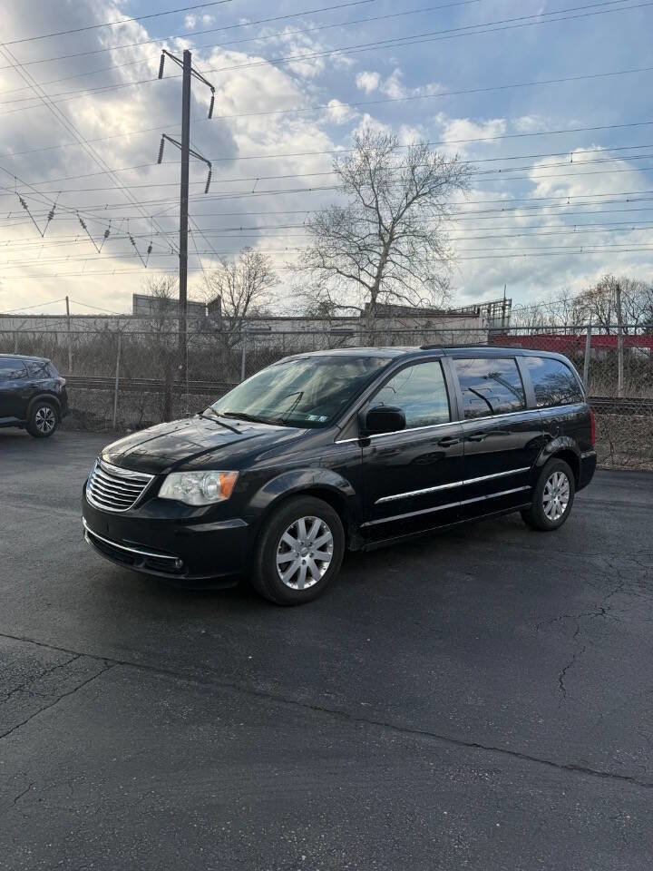 Used 2014 Chrysler Town & Country Touring FWD image 3