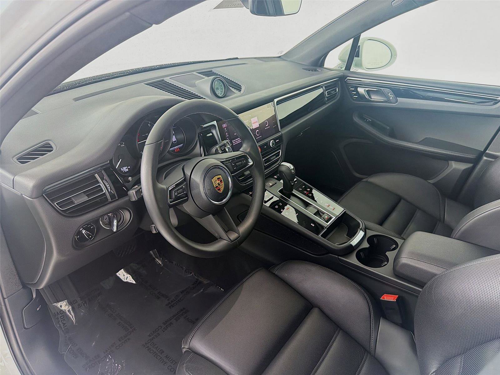 Certified 2025 Porsche Macan image 4