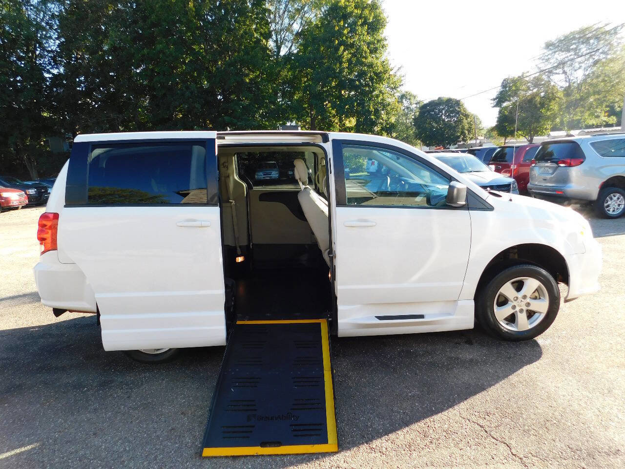 Used 2018 Dodge Grand Caravan SE image 2