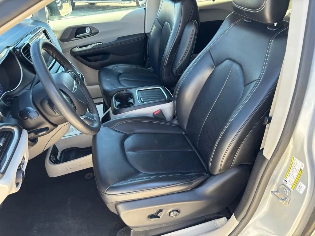 Used 2023 Chrysler Pacifica Touring-L image 18