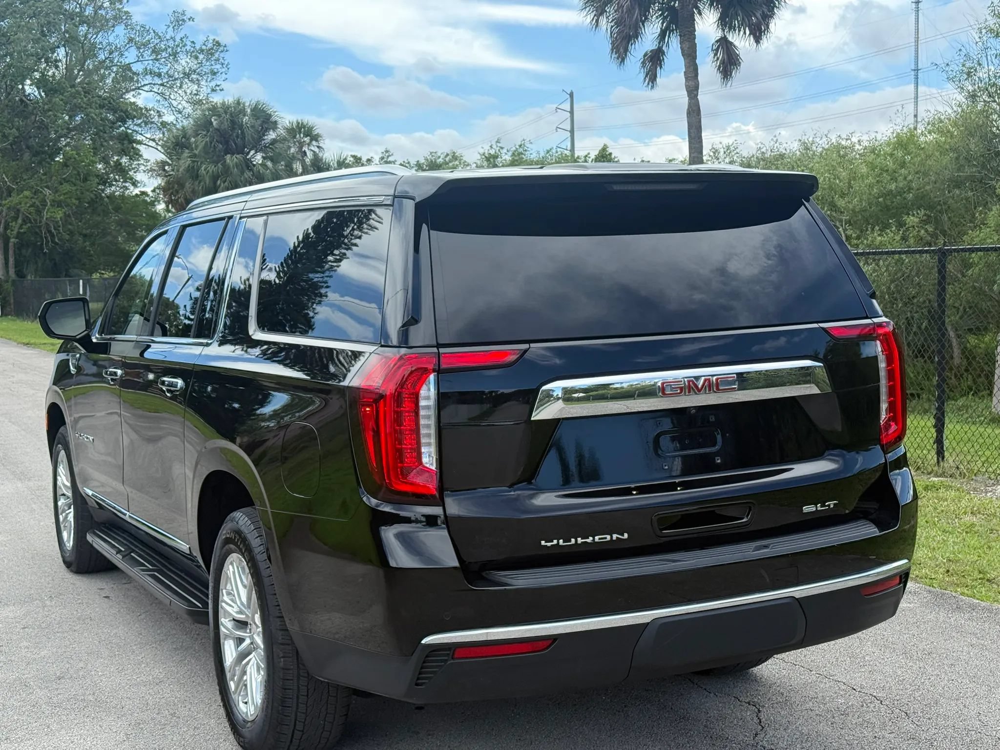 Used 2024 GMC Yukon XL SLT RWD image 4
