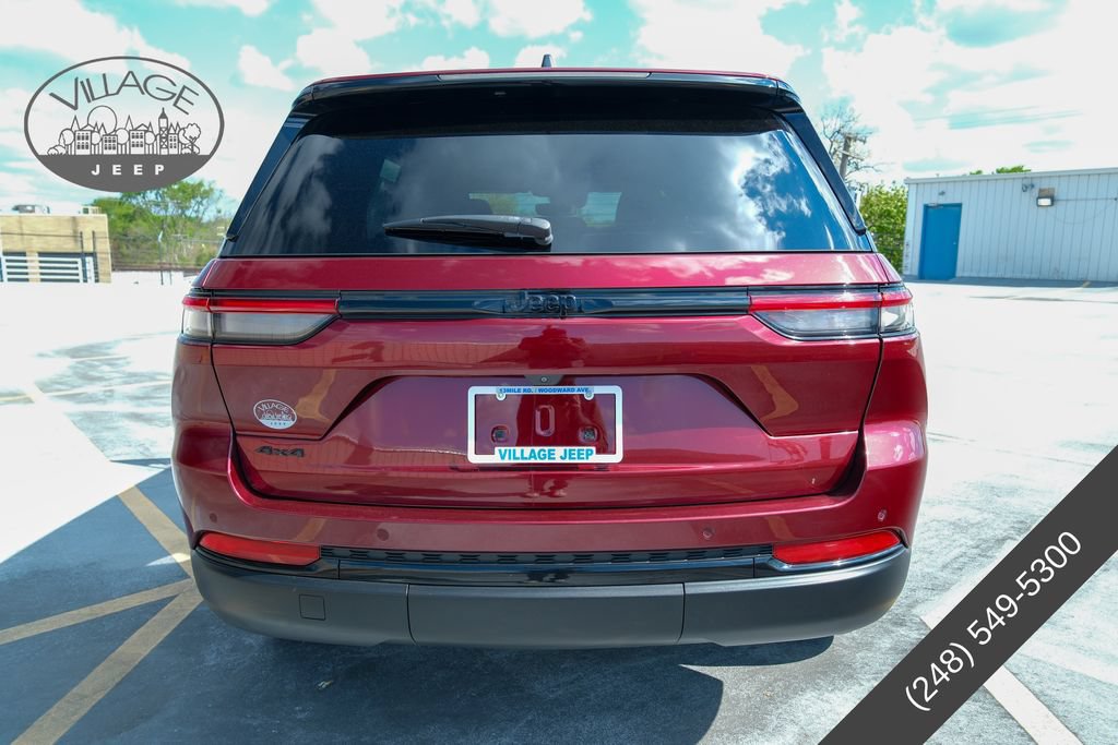 Used 2022 Jeep Grand Cherokee Altitude AWD/4WD image 4