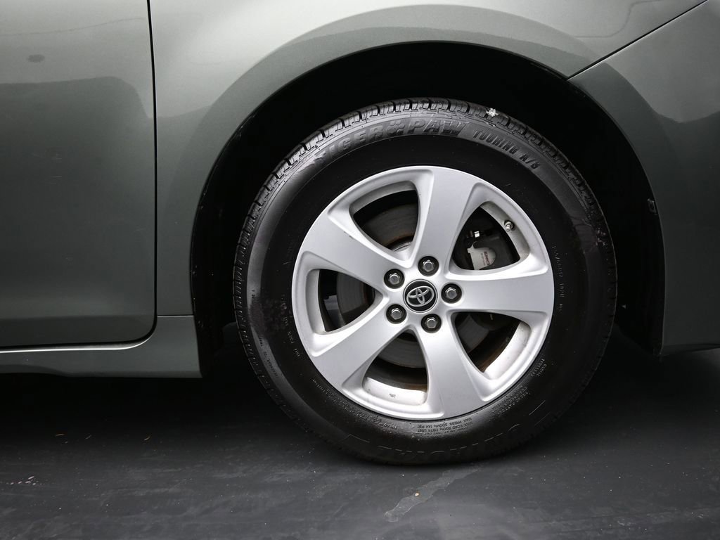 Used 2020 Toyota Sienna L image 10