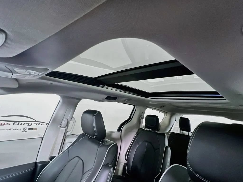 Used 2024 Chrysler Pacifica Limited FWD image 23