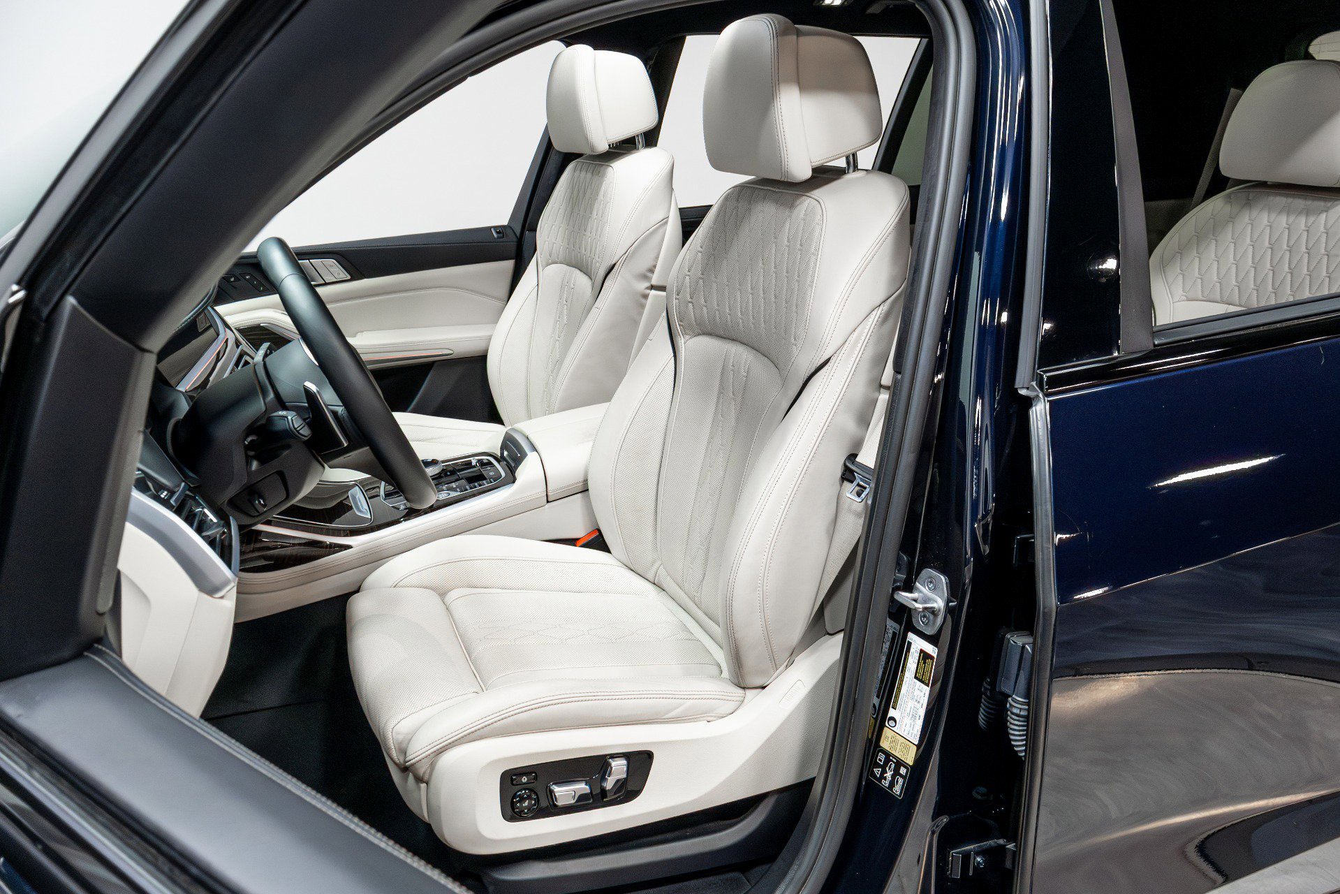 Used 2021 BMW X7 M50i image 6