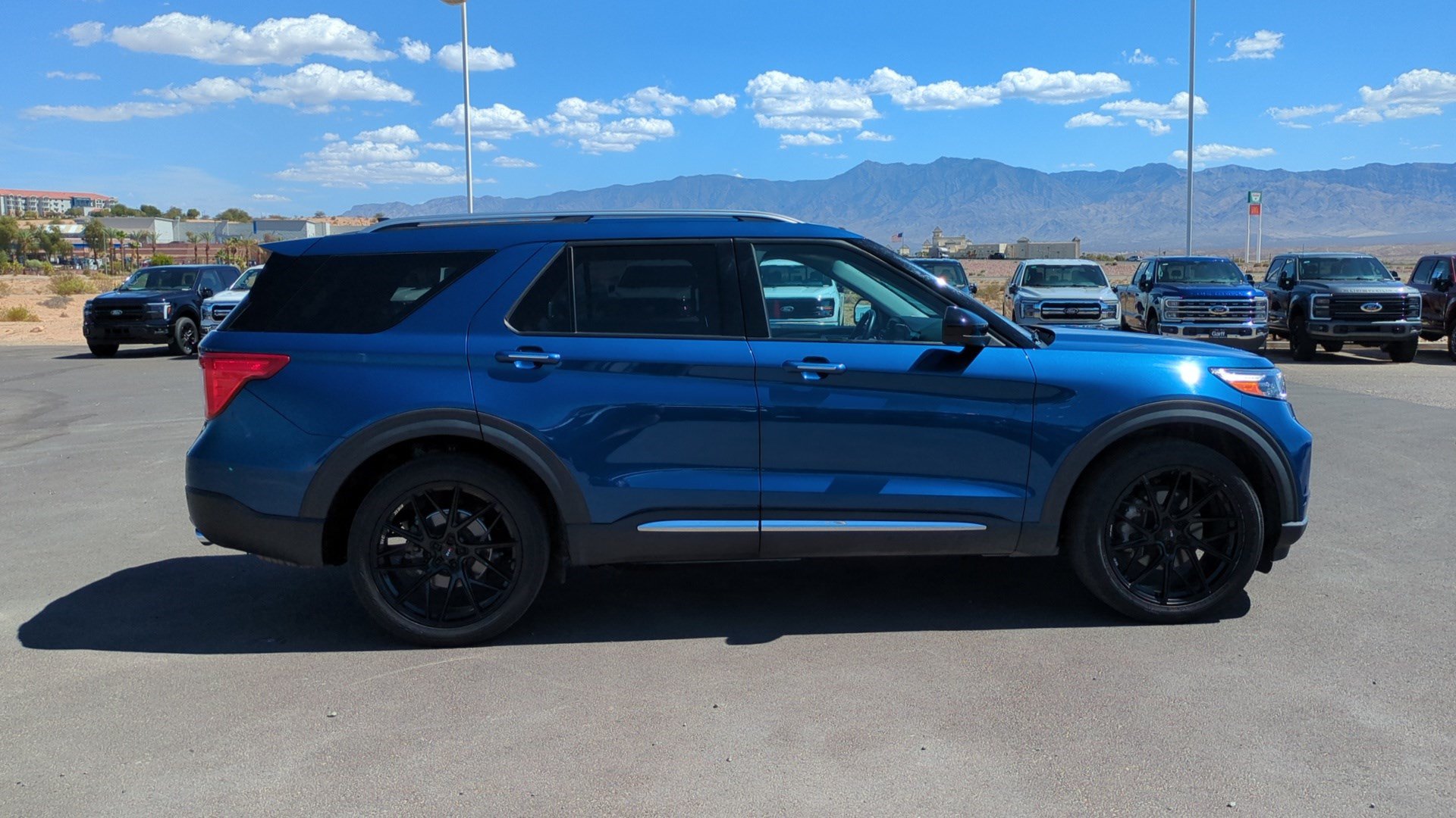 Used 2022 Ford Explorer Limited w/ Class IV Trailer Tow Package AWD/4WD image 2