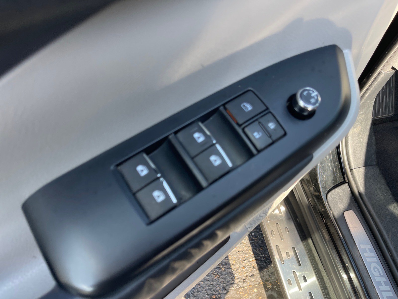 Used 2014 Toyota Highlander Limited Platinum FWD image 8