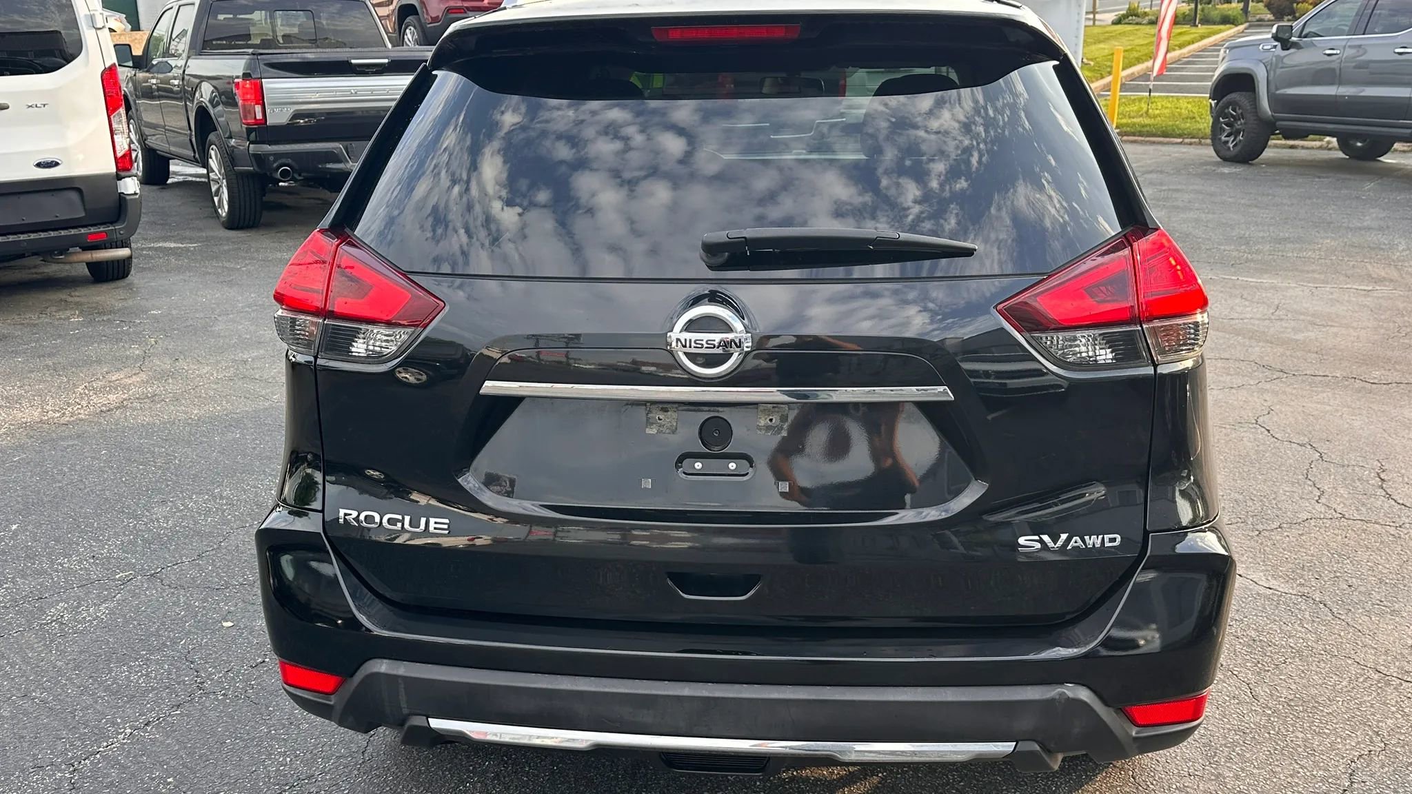 Used 2017 Nissan Rogue SV AWD/4WD image 6