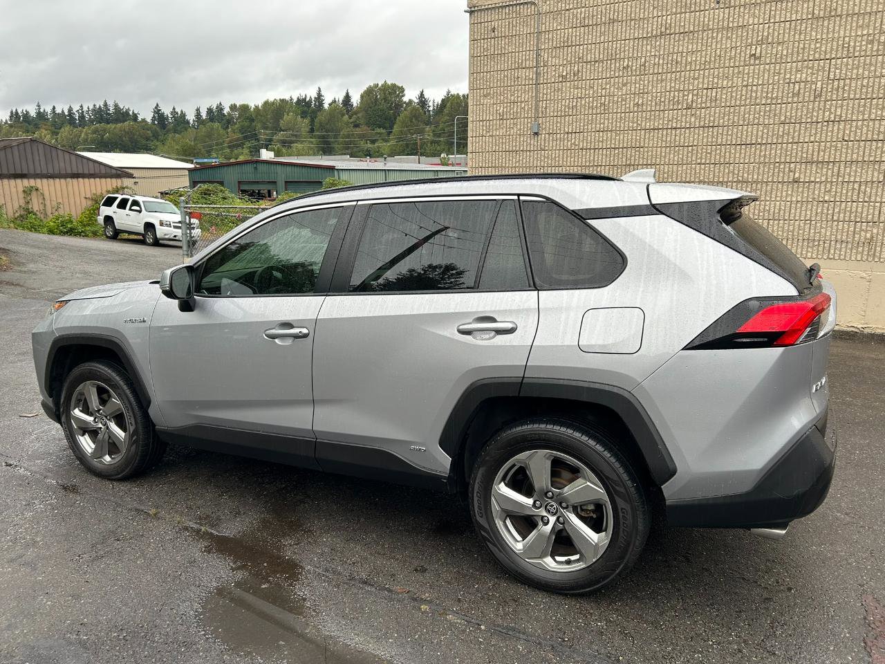 Used 2021 Toyota RAV4 XLE Premium AWD/4WD image 7