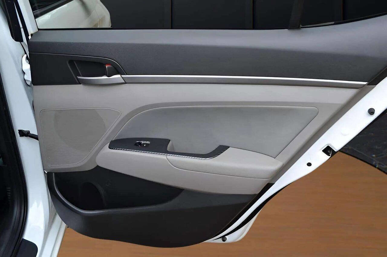 Used 2017 Hyundai Elantra SE image 16