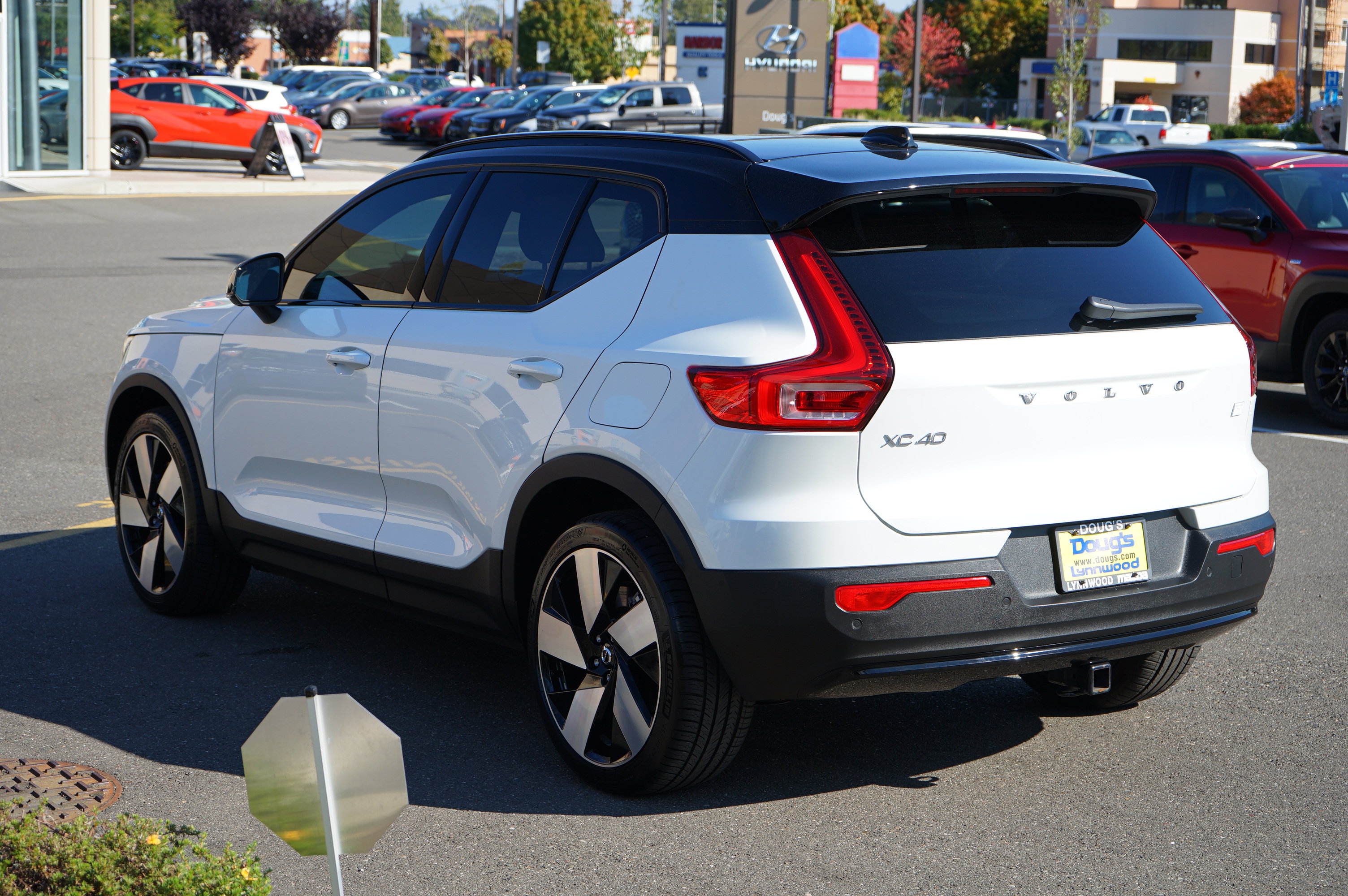 Used 2023 Volvo XC40 Recharge Ultimate image 5