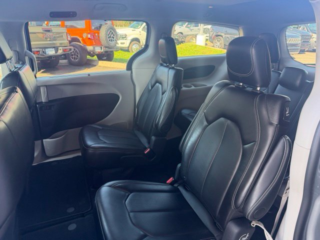 Used 2024 Chrysler Pacifica Touring-L FWD image 15