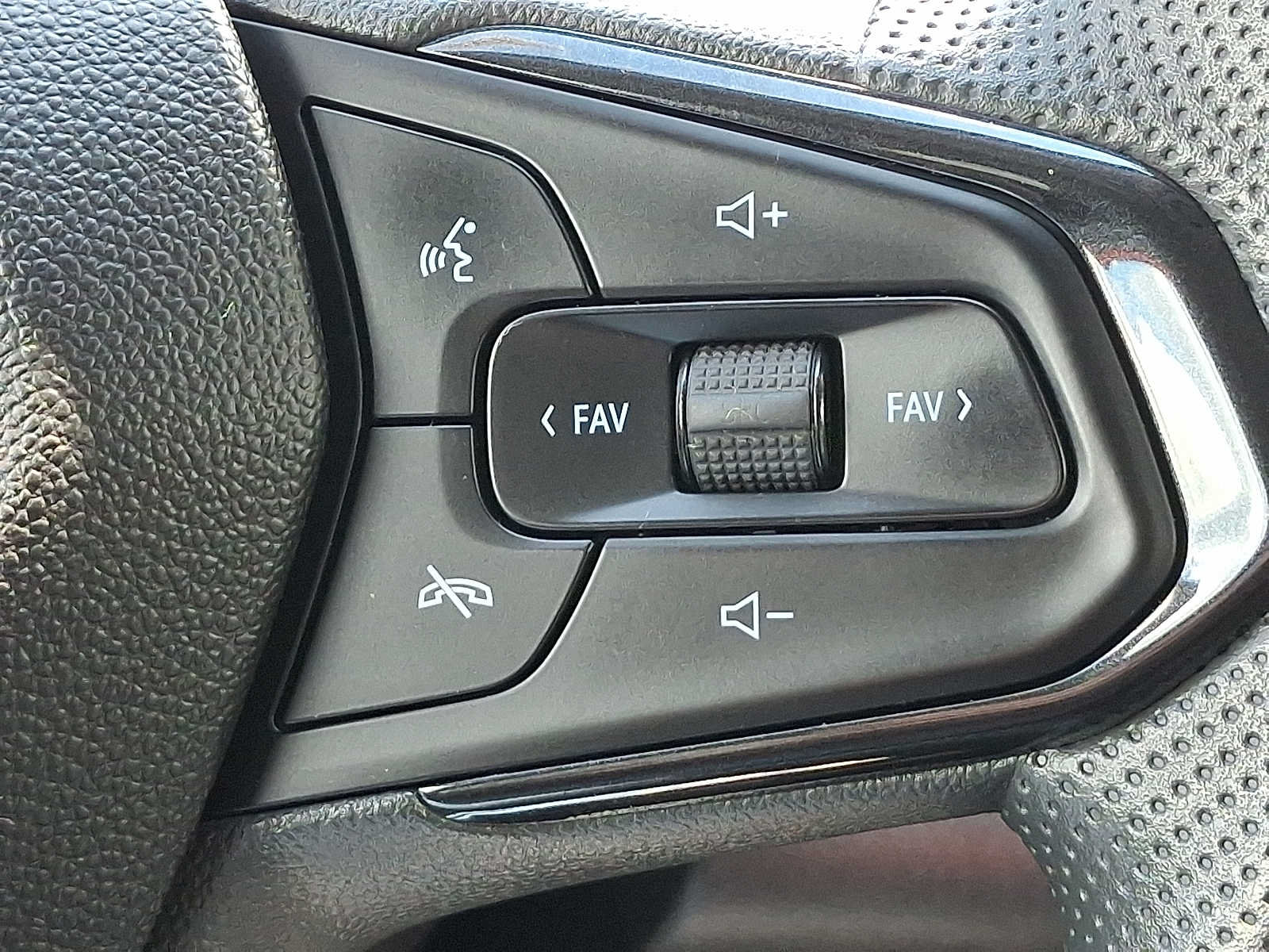 Used 2024 Chevrolet Trax LS w/ LS Convenience Package FWD image 22
