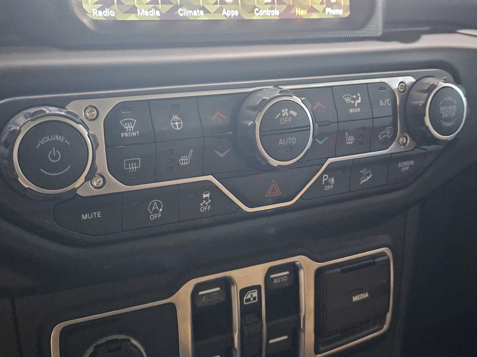 Used 2018 Jeep Wrangler Unlimited Sahara AWD/4WD image 29