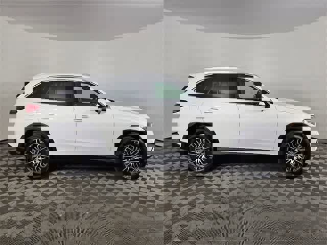 Used 2025 Mercedes-Benz GLC 300 4MATIC image 24