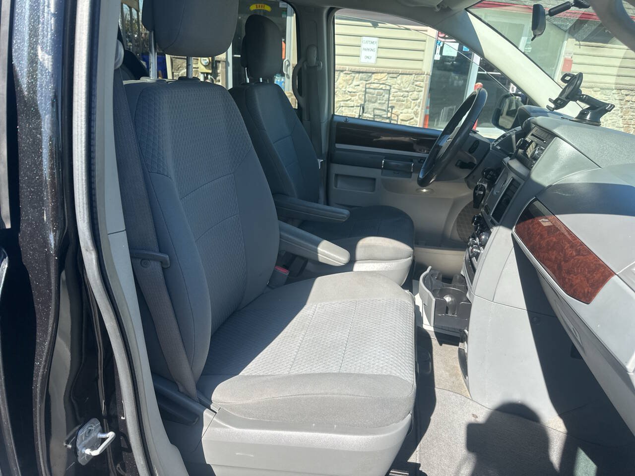 Used 2010 Chrysler Town & Country Touring FWD image 10