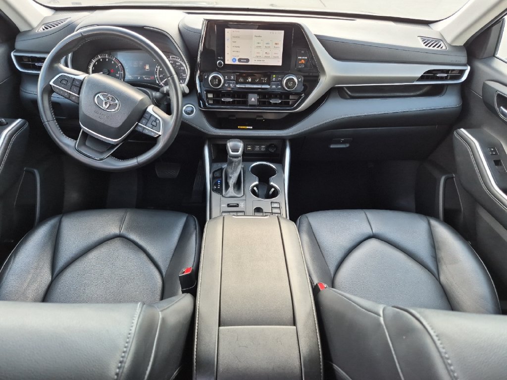 Used 2024 Toyota Highlander XLE AWD/4WD image 13