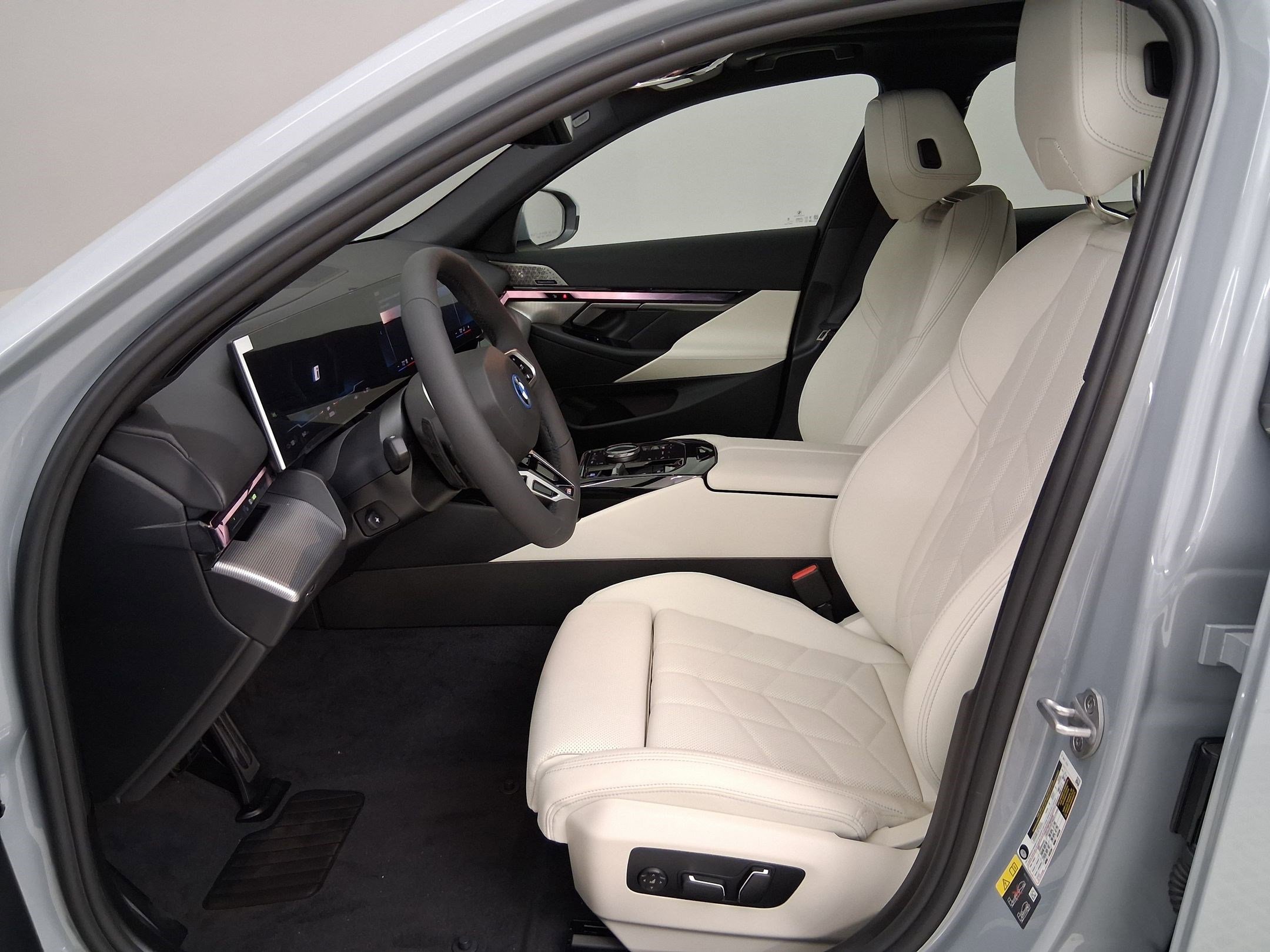 New 2026 BMW i5 eDrive40 w/ M Sport Package RWD image 3