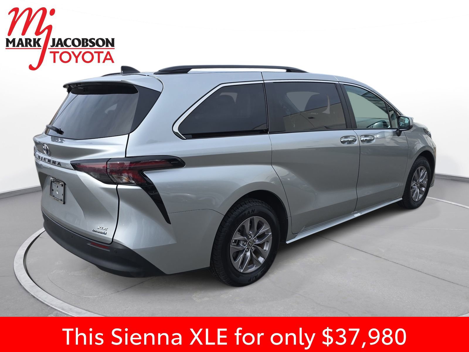 Used 2024 Toyota Sienna XLE image 9