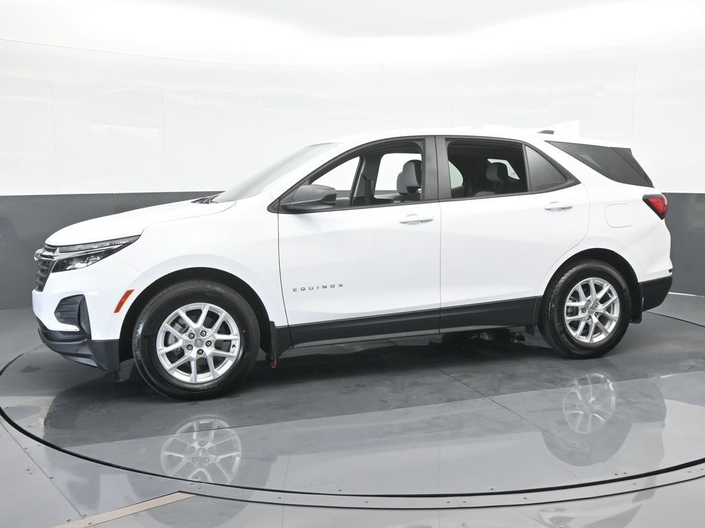 Used 2023 Chevrolet Equinox LS image 2