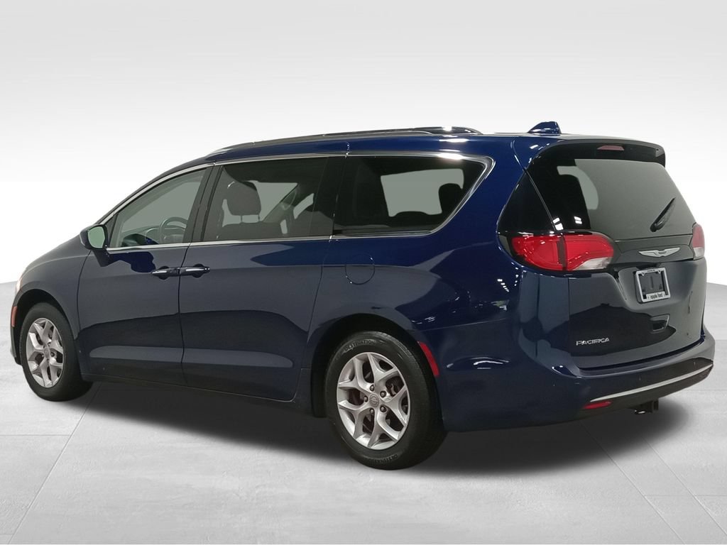 Used 2019 Chrysler Pacifica Touring Plus w/ Tire & Wheel Group FWD image 7