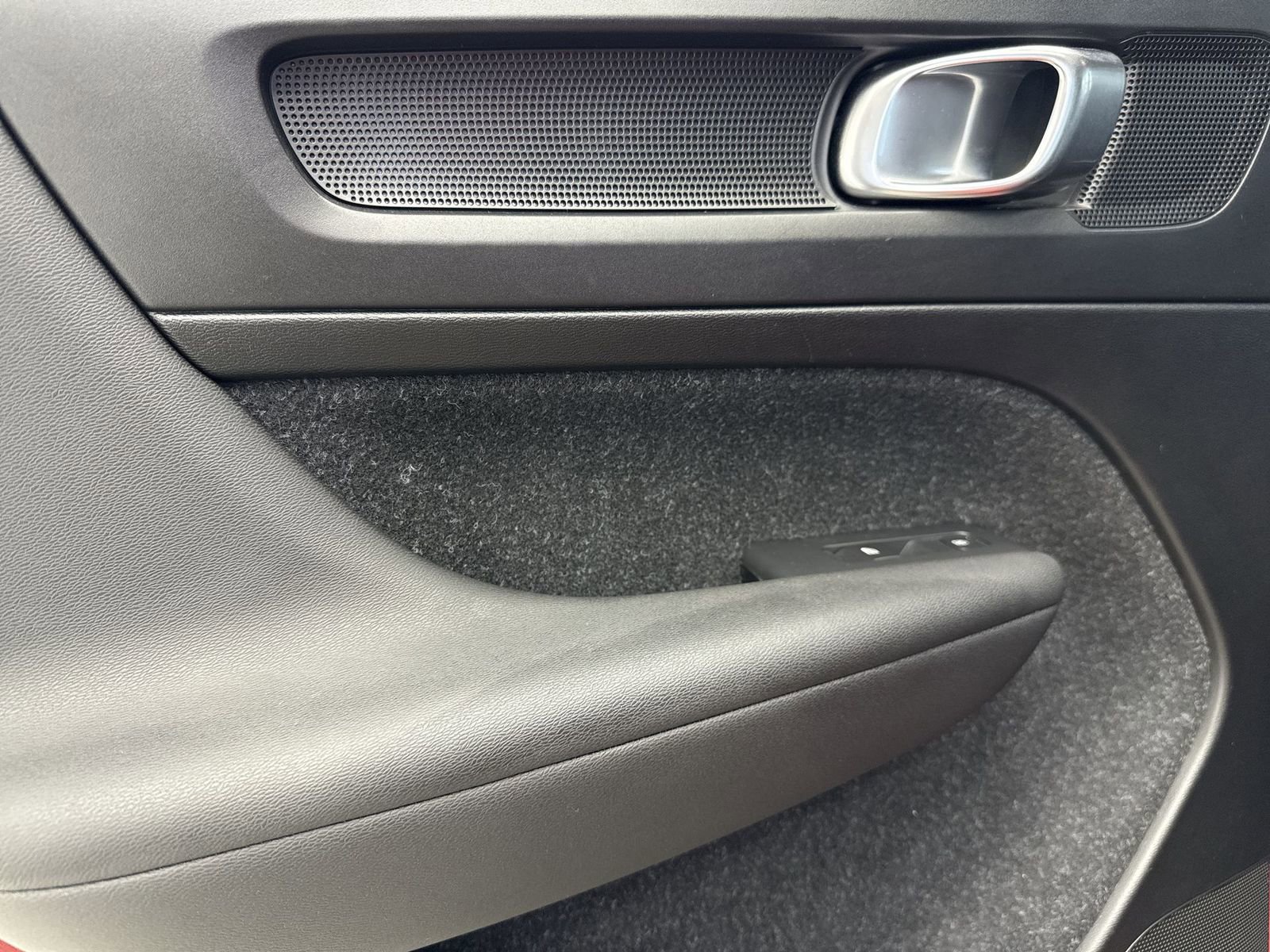 Used 2019 Volvo XC40 T5 Momentum image 30