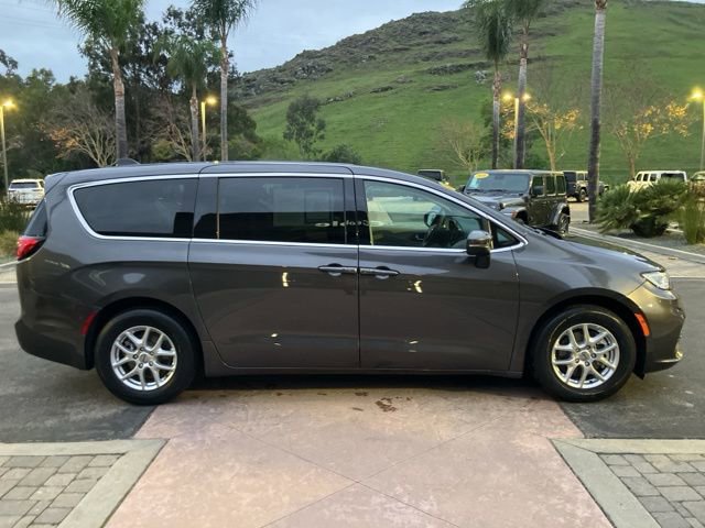 Used 2023 Chrysler Pacifica Touring-L image 5