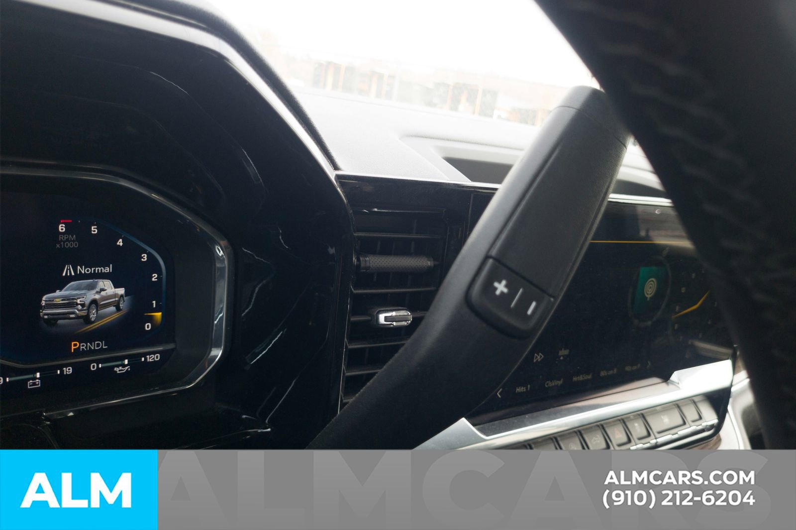 Used 2025 Chevrolet Silverado 1500 LT RWD image 32