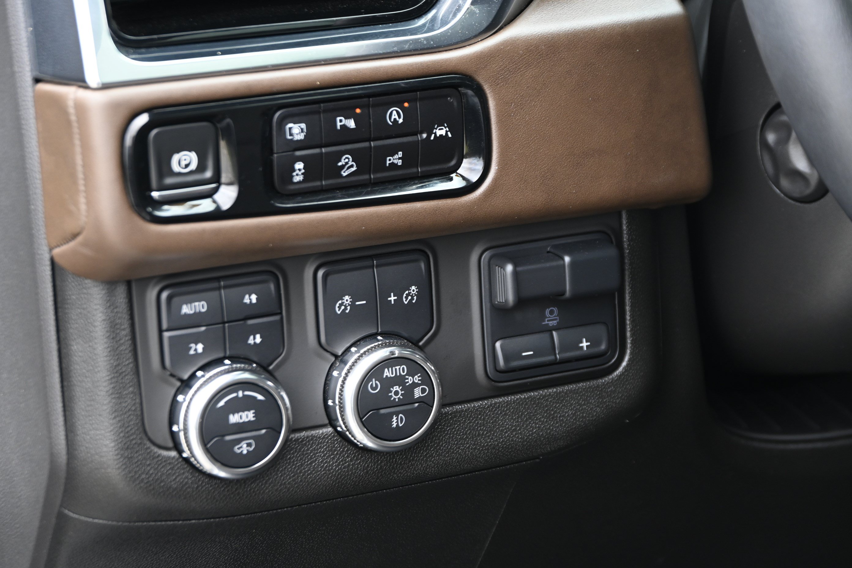 Used 2025 GMC Yukon Denali Ultimate AWD/4WD image 30
