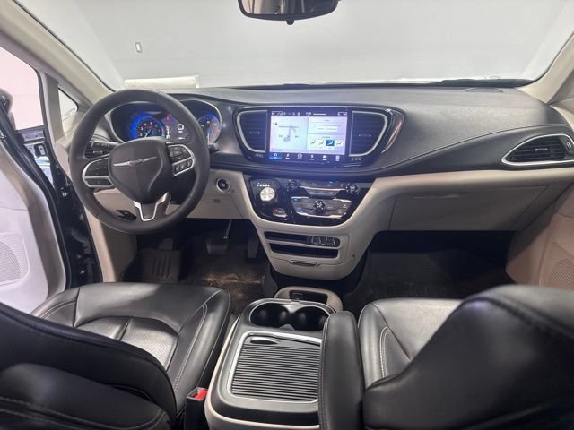 Used 2023 Chrysler Pacifica Touring-L FWD image 21