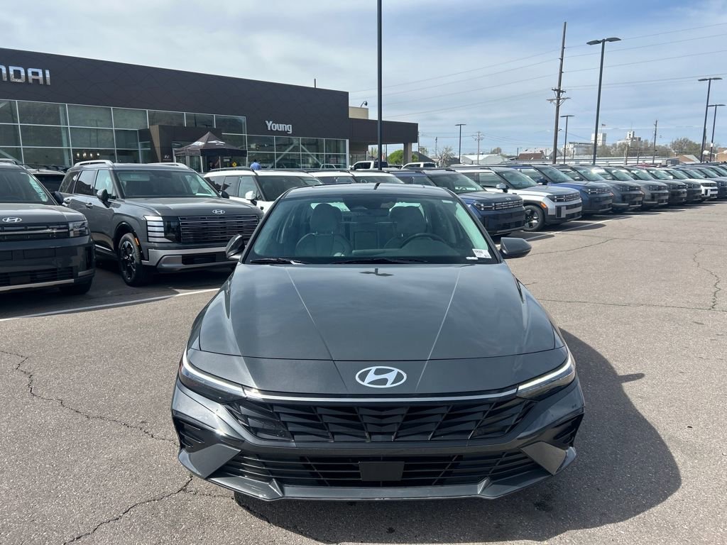 Used 2025 Hyundai Elantra Limited video 2