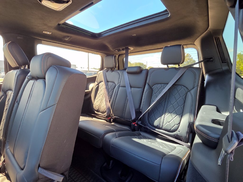 Used 2023 Jeep Grand Wagoneer Series III AWD/4WD image 19