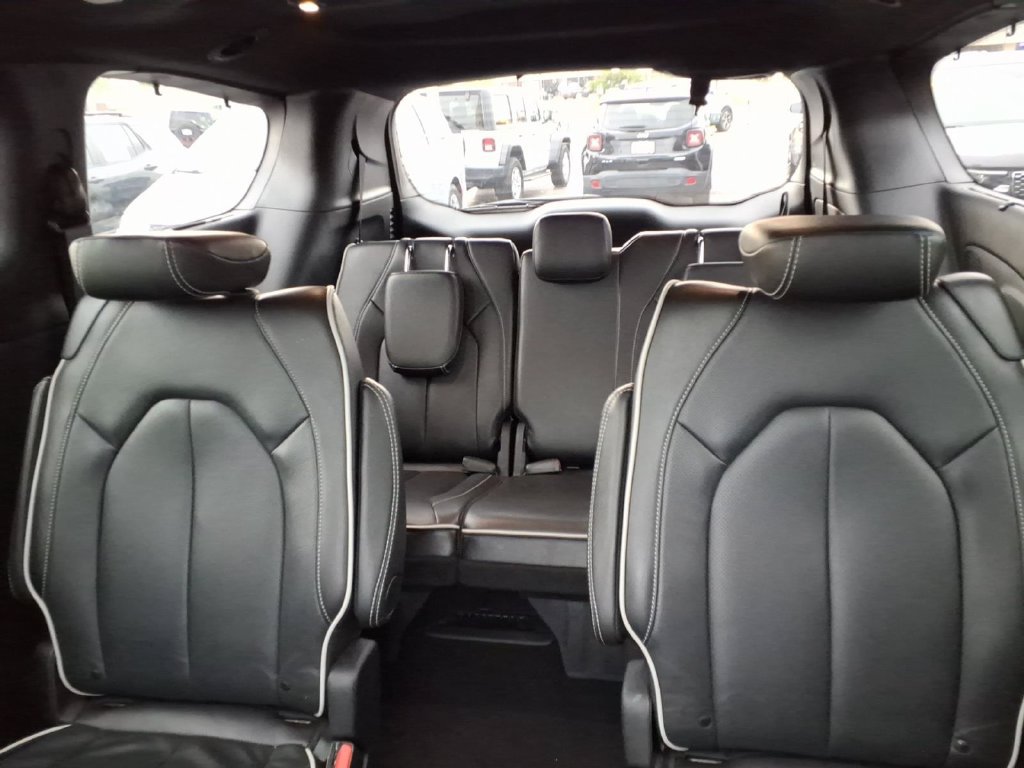 Certified 2025 Chrysler Pacifica Limited FWD image 12