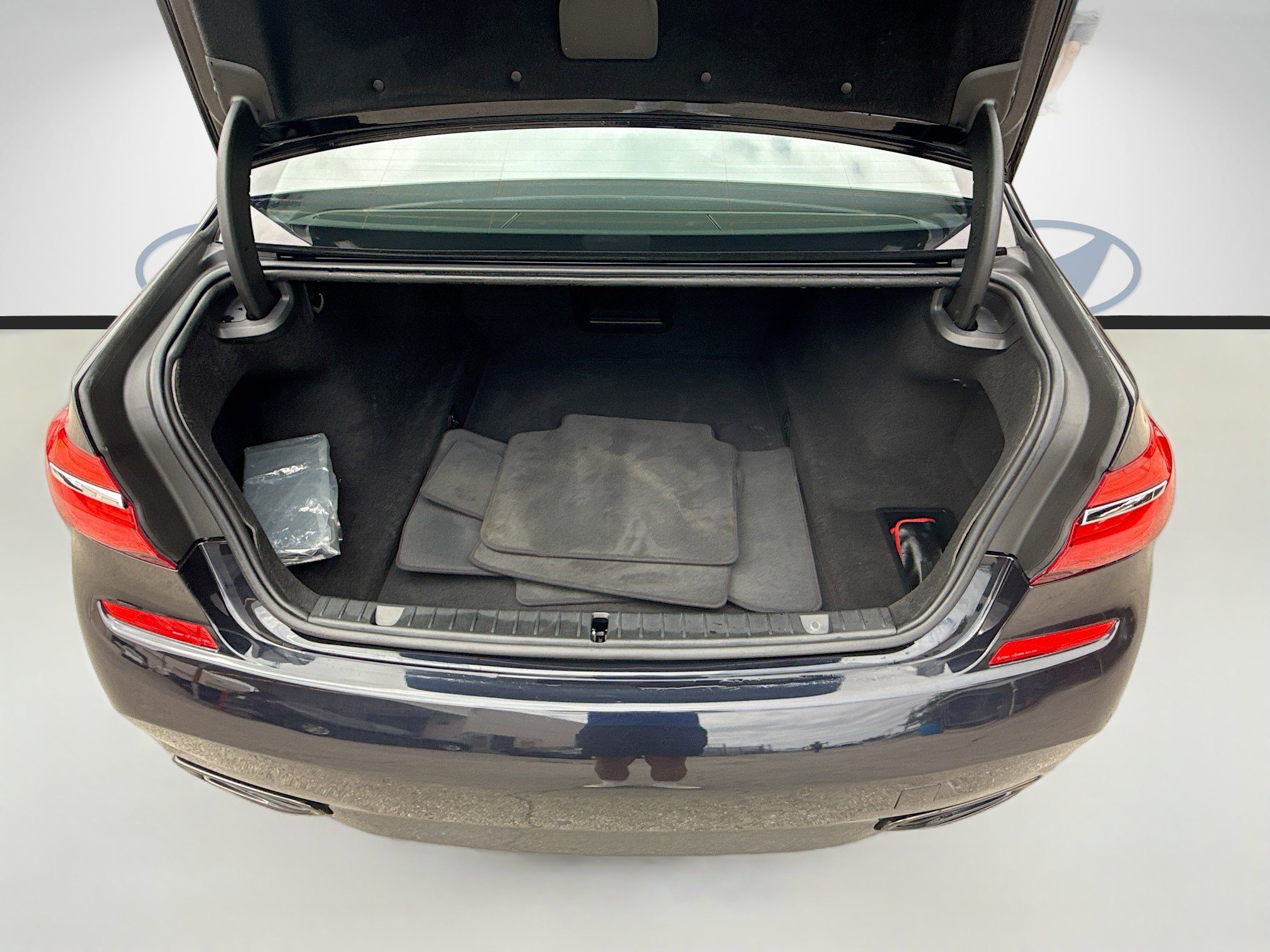 Used 2019 BMW 750i image 25