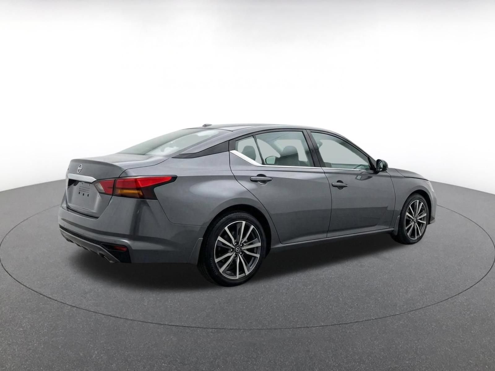 Used 2025 Nissan Altima 2.5 SV FWD image 8