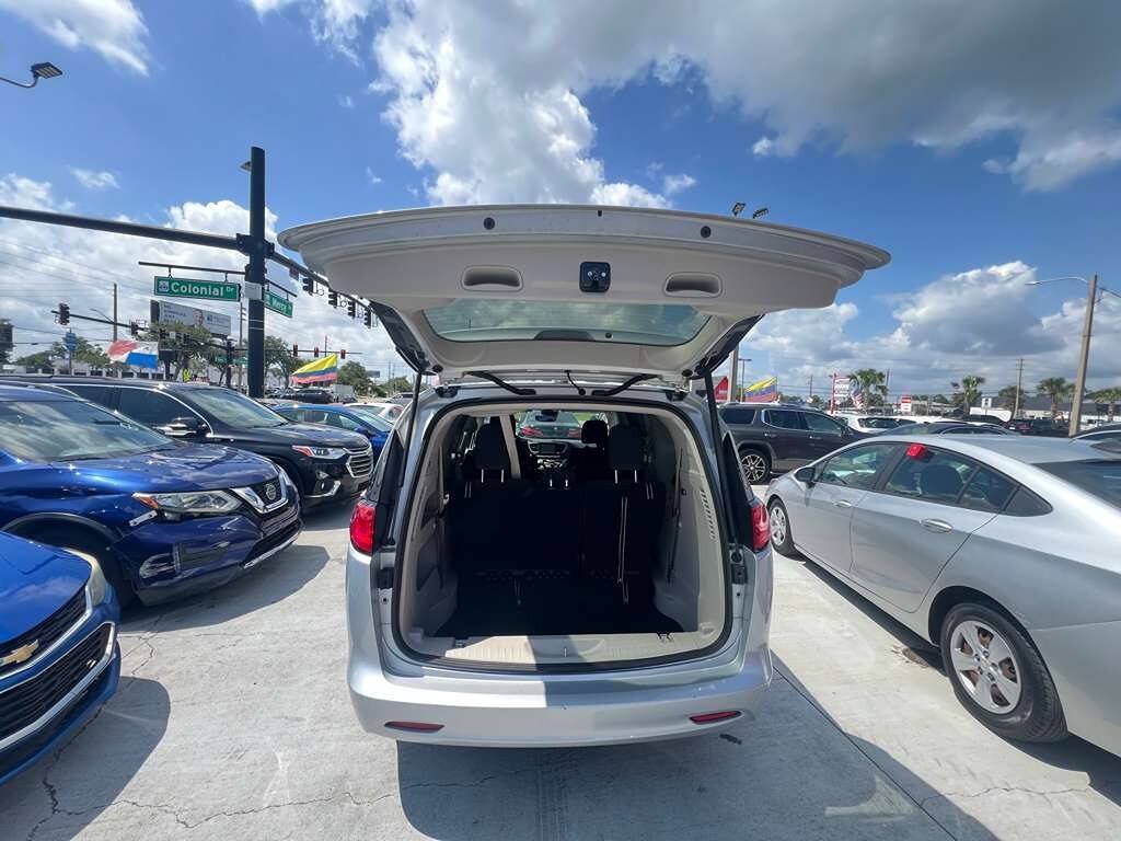 Used 2023 Chrysler Voyager LX FWD image 17