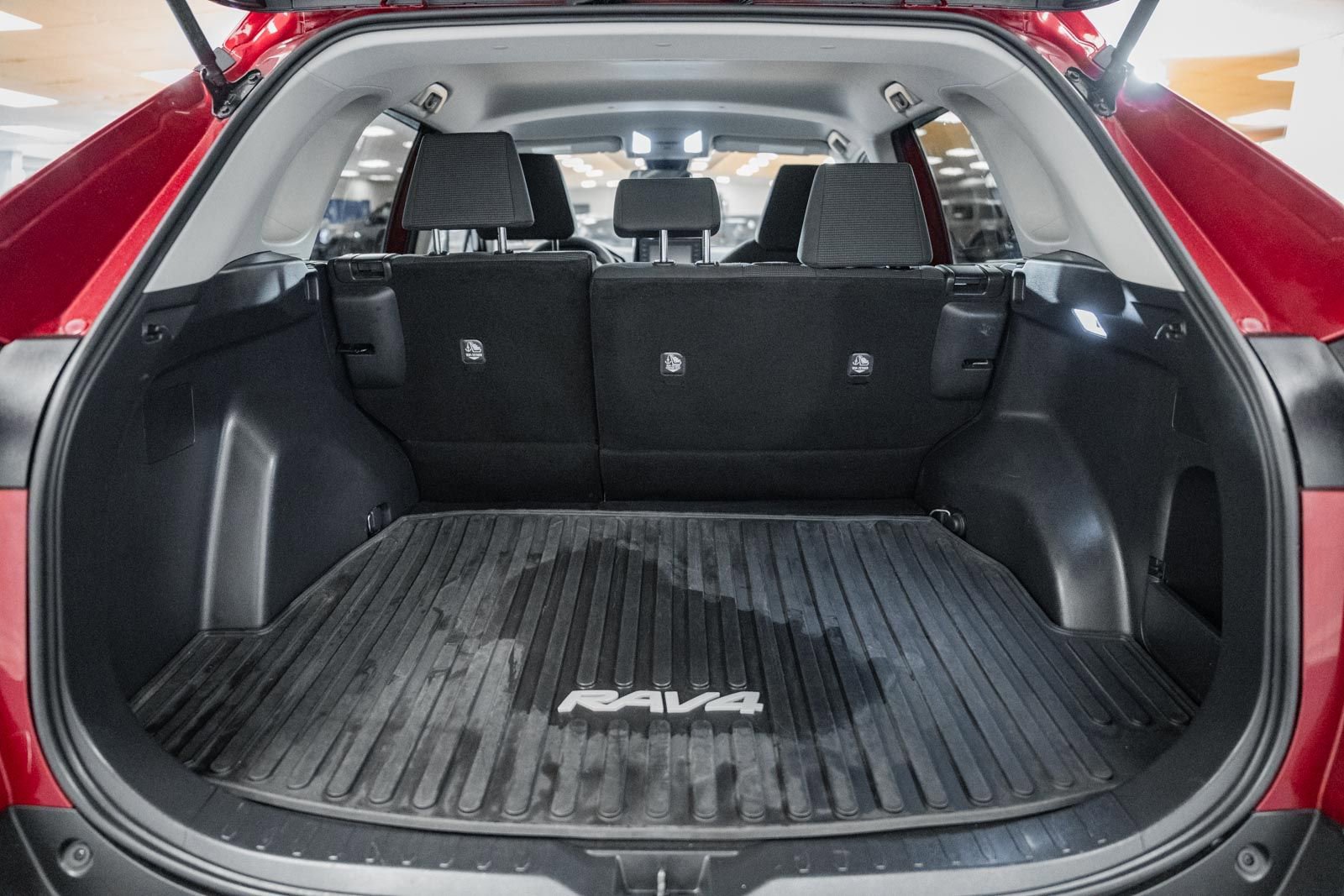 Used 2021 Toyota RAV4 LE image 19