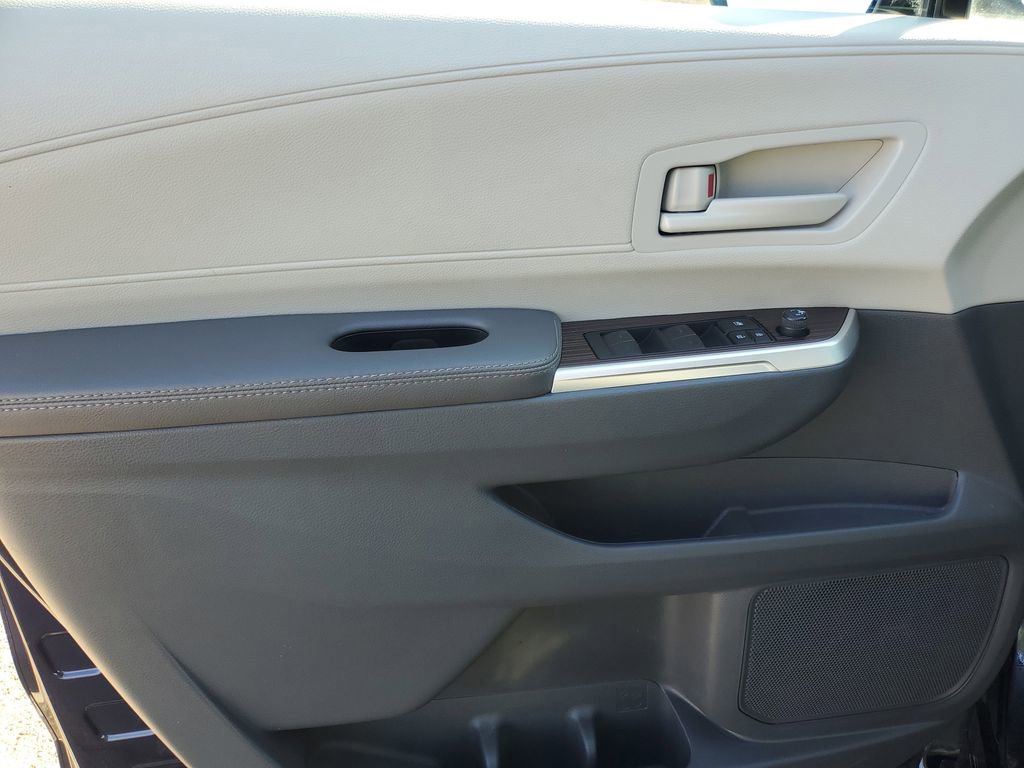 Used 2023 Toyota Sienna LE image 8