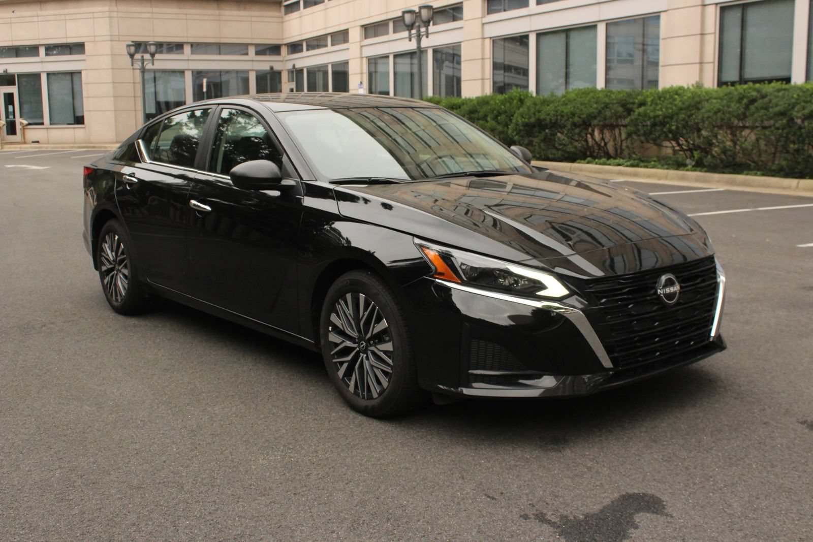 Used 2025 Nissan Altima 2.5 SV FWD image 1