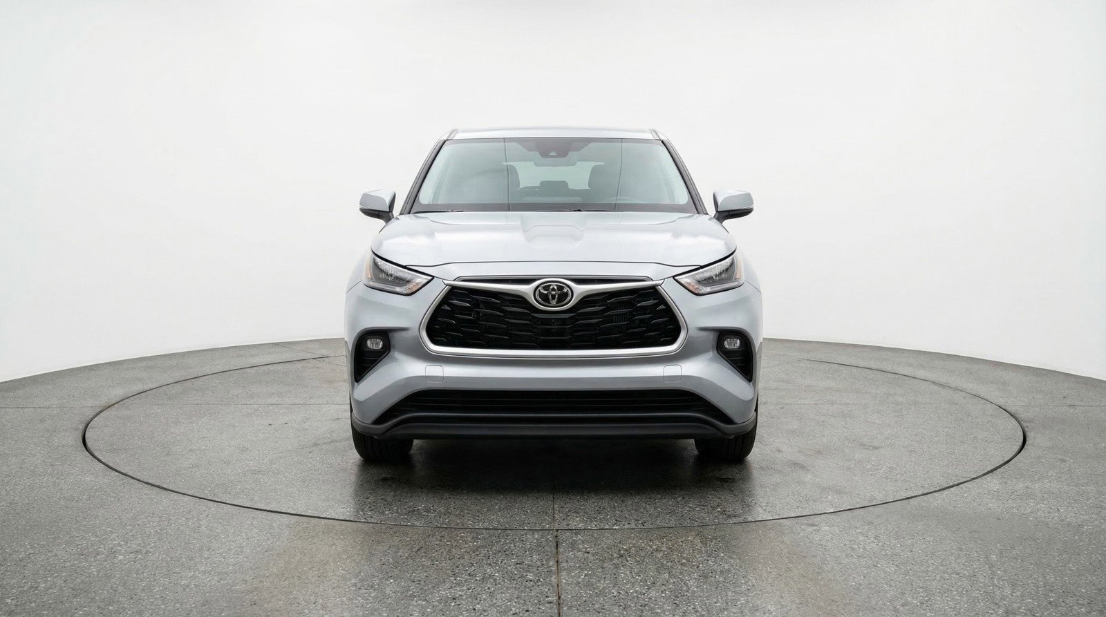 Used 2025 Toyota Highlander LE FWD image 2