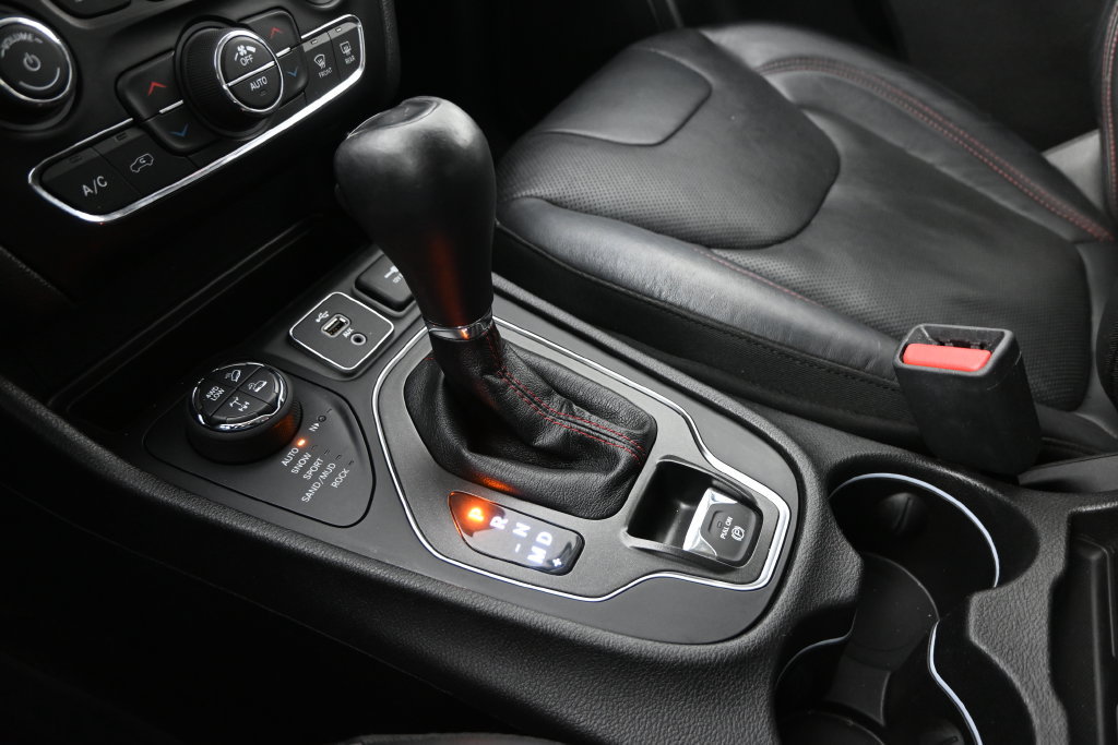Used 2019 Jeep Cherokee Trailhawk AWD/4WD image 31