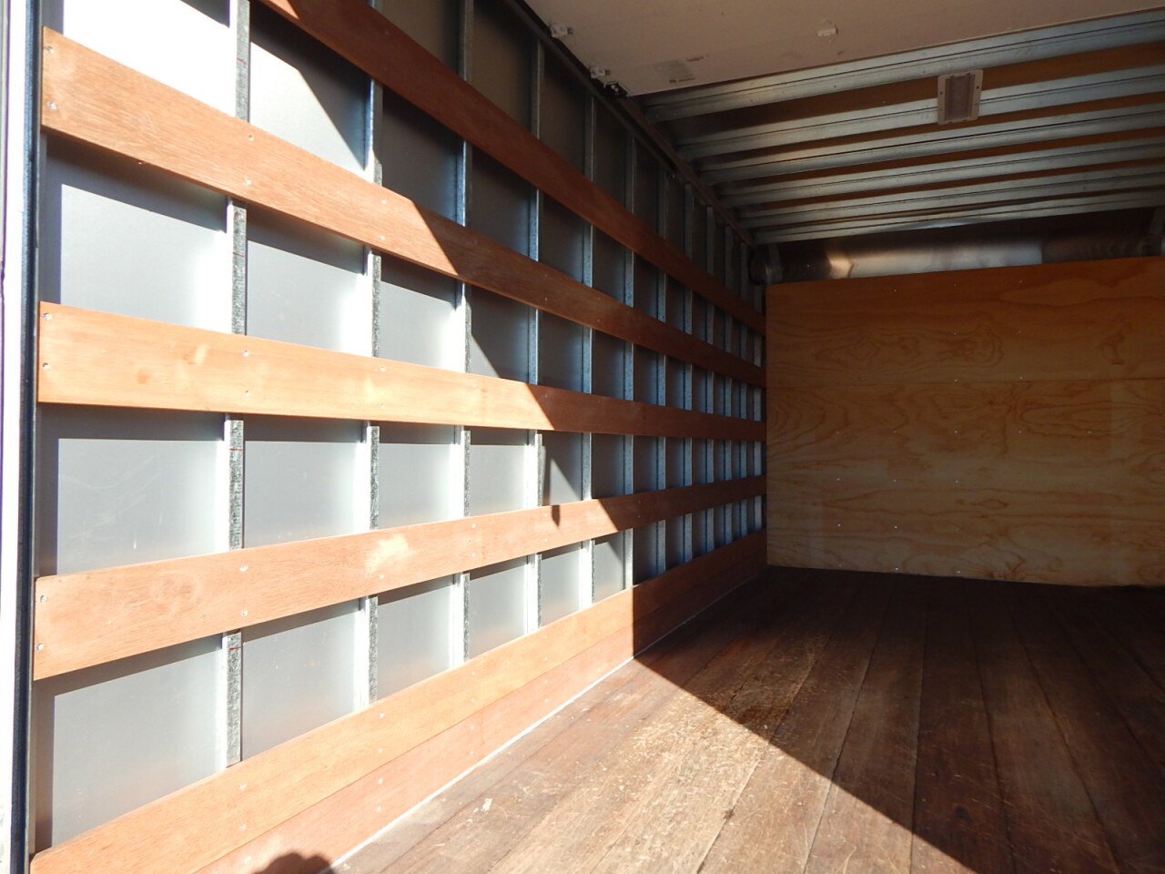 Used 2023 Isuzu NPR image 13